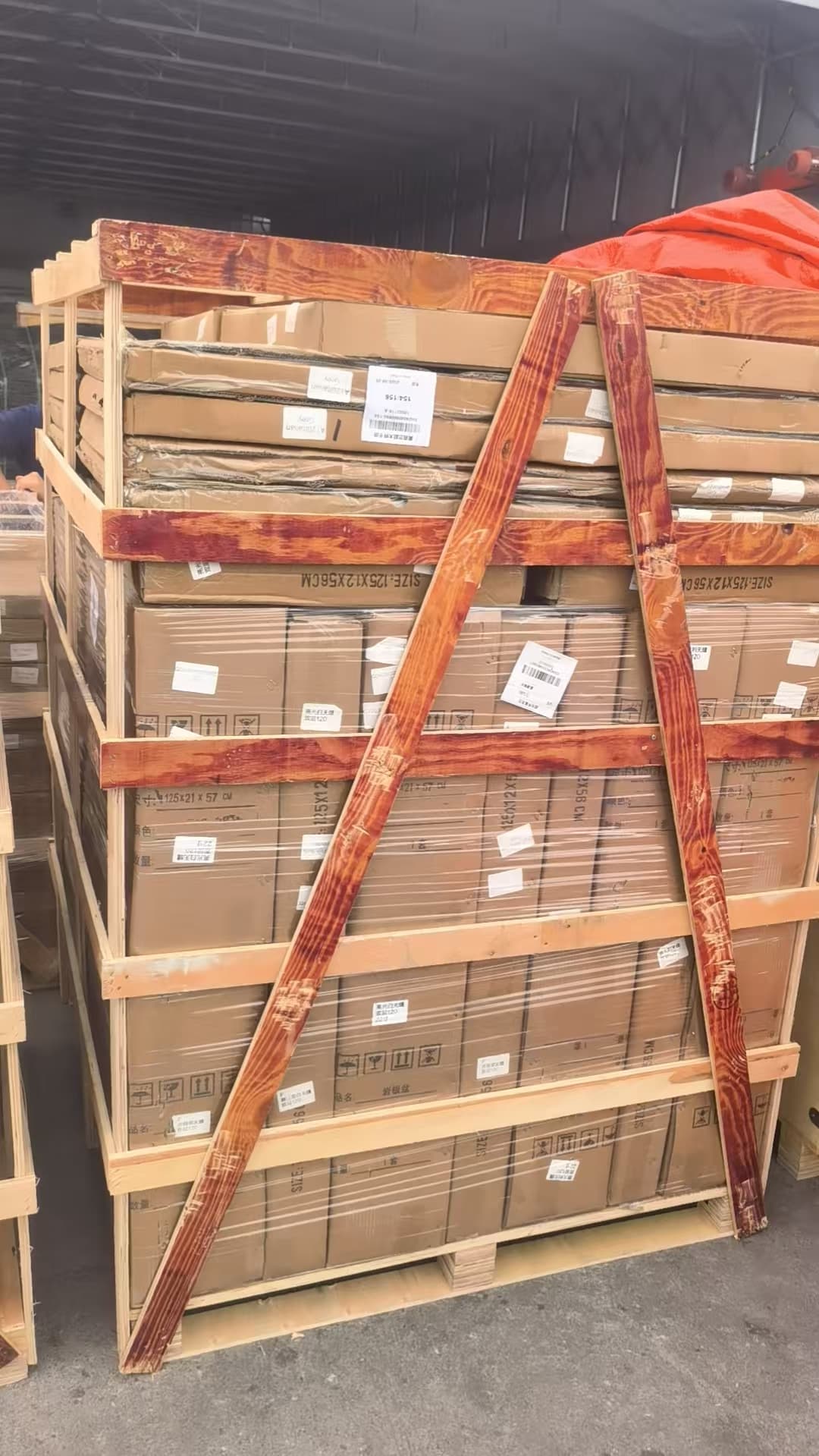 Sanitary ware secured in reinforced crates